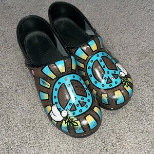 2010 SANITA NURSE CLOGS - HAND PAINTED WITH PEACE SIGN & DOVE CLOSED BACK  EU 40